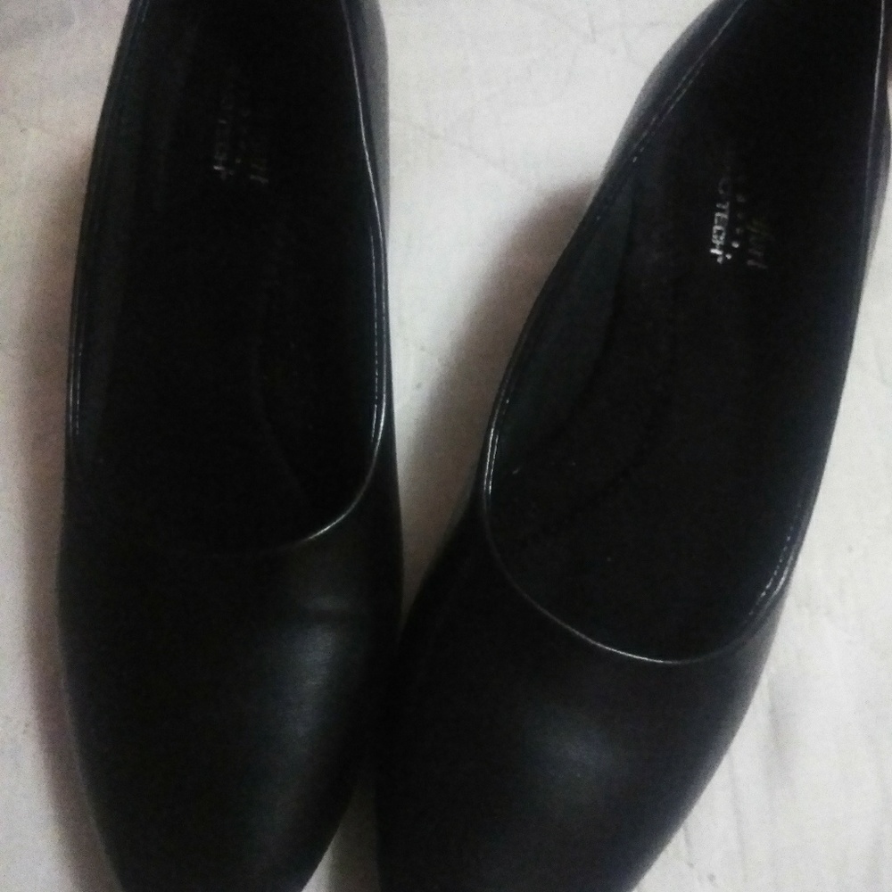 Black low heels super comfy